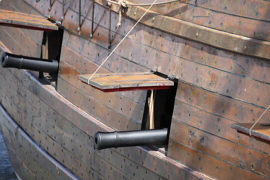 Detail und Kanone eines historischen Segelschiffs  
