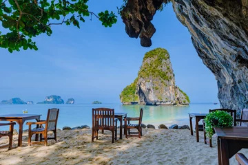 Photo sur Plexiglas Railay Beach, Krabi, Thaïlande The grotto Railay beach Krabi Thailand on a summer day
