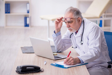 Obraz premium Old male doctor in telemedicine concept