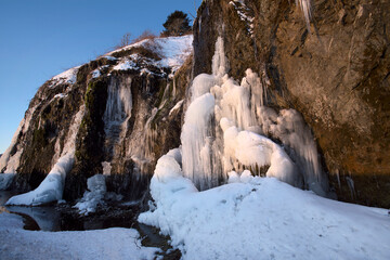 朝日に輝くフンベの滝（広尾町）