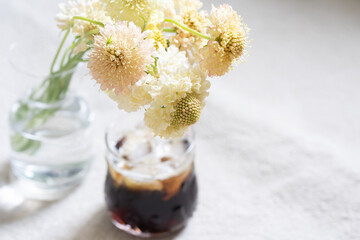 花と北欧の食器でアイスコーヒー