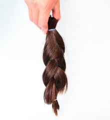 Obraz premium Chica dona su cabello a niñas con cáncer