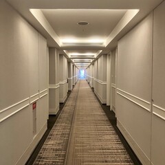 長く続く整然としたホテルの廊下
