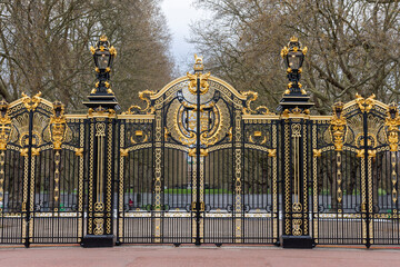 Beautiful view to Buckingham Palace building gate in central London