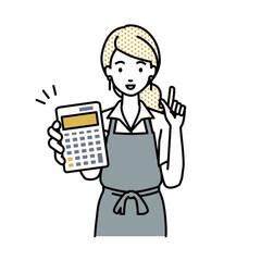 立って電卓を指差してこちらに向けて見せているエプロンをした店員の女性