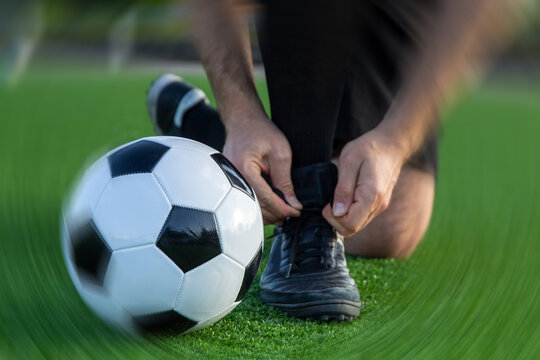 Fußballer schnürt sich die Schuhe (Symbolbild)