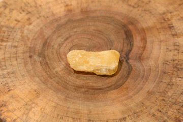 żółty kamień szlachetny cytryn na drewnianej desce