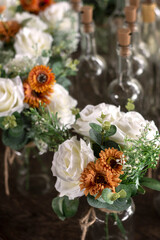 Obraz na płótnie Canvas romantic flower bouquet arrangements on wedding party table top