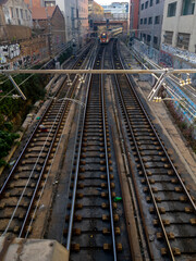 Naklejka premium Vias de tren con un tren en circulación