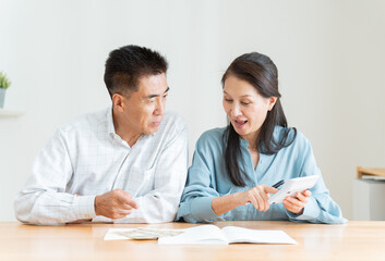 家計簿を見直す夫婦