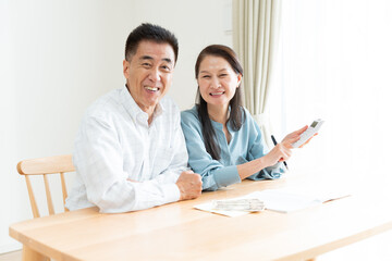 家計簿を見直す夫婦