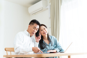 電話をかける夫と笑顔の女性