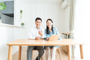 携帯を持つミドルの男性と女性