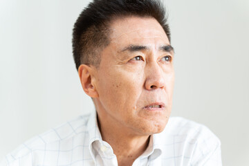 Obraz premium 外を眺めるミドル男性