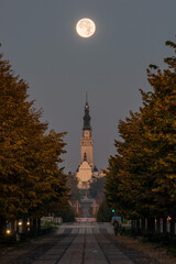 Klasztor o wschodzie słońca z Księżycem w Częstochowie w Polsce