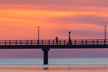 Fototapeta premium Sonnenaufgang an der Zingster Seebrücke.