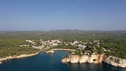 survol aérien des plages de cala Galdana à Minorque dans les iles baléares en Espagne