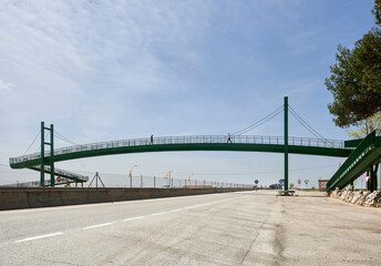 pedestrian walkway over the highway
translation: "Thank you, area 103, have a good trip"