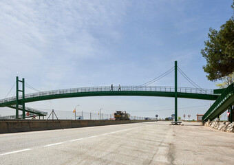 pedestrian walkway over the highway
translation: 