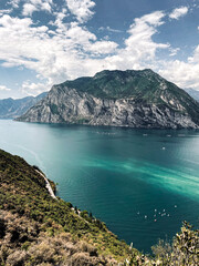 Fototapeta Góry nad jeziorem garda, turkusowa woda obraz