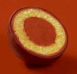 Mozartkugel auf braunem Fond