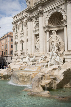 TREVI FOUNTAIN ROME ITALY HISTORICAL MONUMENT