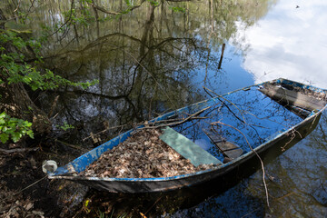 halb versunkenes altes Ruderboot