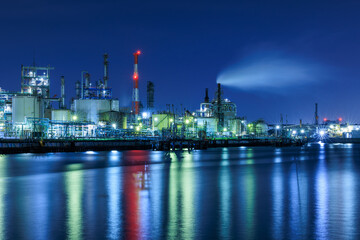 Fototapeta na wymiar 工場地帯の放つ光と海面に反射する光、工場夜景
