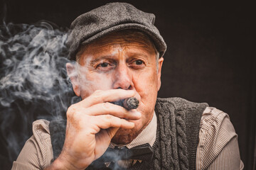 Mann | Zigarre | rauchen