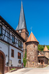 Obraz premium Fachwerkensemble mit Turm der Wehrkirche in Dörrenbach. Region Pfalz im Bundesland Rheinland-Pfalz in Deutschland
