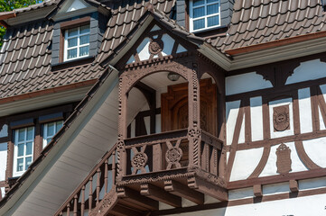 Erker und Fachwerkfassade in der Altstadt von Dörrenbach. Region Pfalz im Bundesland...