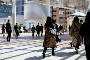 出勤する女性の全身の後ろ姿