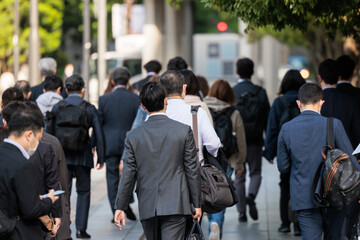 Fototapeta premium 男性が多い後ろ姿の通勤風景