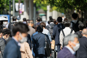 男性が多い後ろ姿の通勤風景