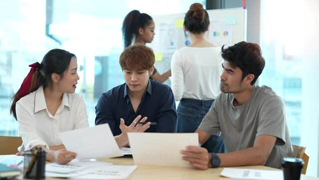 Office conference room meeting diverse team of young investors, workers, developers work on creative e-commerce digital startup. group of multi-ethnic business professionals