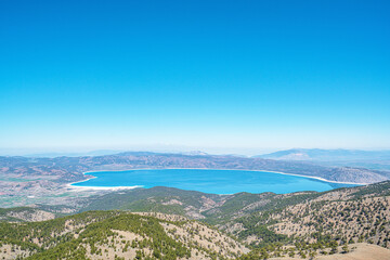 Obraz premium the scenic view of Salda lake from the Tınaz Tepe (2079) m. in Yeşilova, Burdur