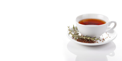 Obraz premium Warming Rooibos Delight. Savor the comforting flavors of hot rooibos tea with a sprig of fresh thyme on white background. Copy space for text. Beverage concept AI Generative