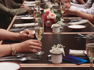 copa de cidra brinda en reunion