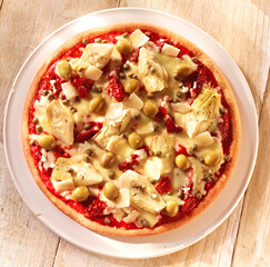 Antipasti Pizza mit Kapern und getrockneten Tomaten