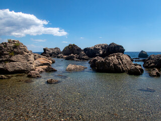 Fototapeta na wymiar Costa rocciosa di Fondaco del Prete nel mar Jonio