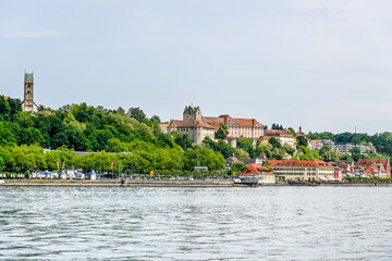 Meersburg, Bodensee, Fähre, Hafen, Fährhafen, Seerundfahrt, Schifffahrt, Seeufer, Altstadt, Altstadthäuser, Schloss, Burg, Weinberge, Baden-Württemberg, Sommer, 