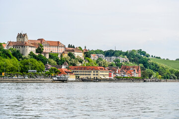 Obraz premium Meersburg, Bodensee, Fähre, Hafen, Fährhafen, Seerundfahrt, Schifffahrt, Seeufer, Altstadt, Altstadthäuser, Schloss, Burg, Weinberge, Baden-Württemberg, Sommer, 