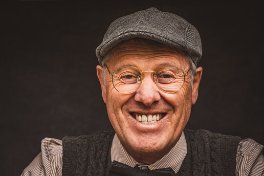 Mann mit Brille und Kappe