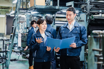 Fototapeta na wymiar 工場で生産計画を確認する労働者