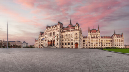 Fototapeta na wymiar Panoramic View of Lajos Kossuth Square and The Building of The Hungarian Parliament. Budapest, Huhgary.
