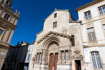 Fototapeta na wymiar façade de la Cathédrale Saint-Trophime à Arles