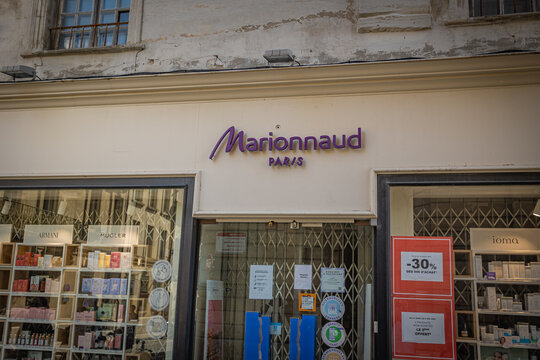 Arles - France - 04302023 - fa&ccedil;ade d'une Parfumerie et Institut de marque Marionnaud dans une rue d'Arles