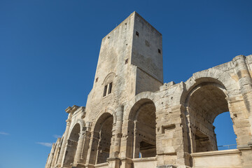 Fototapeta na wymiar amphithéâtre romain de la ville d'Arles en Camargue