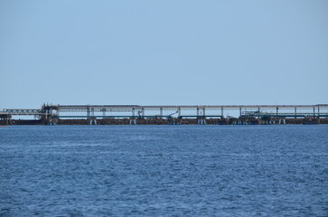 Fototapeta na wymiar 海面に建てられた橋