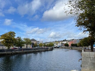 Fototapeta na wymiar view of the river in the city, cork, ireland.